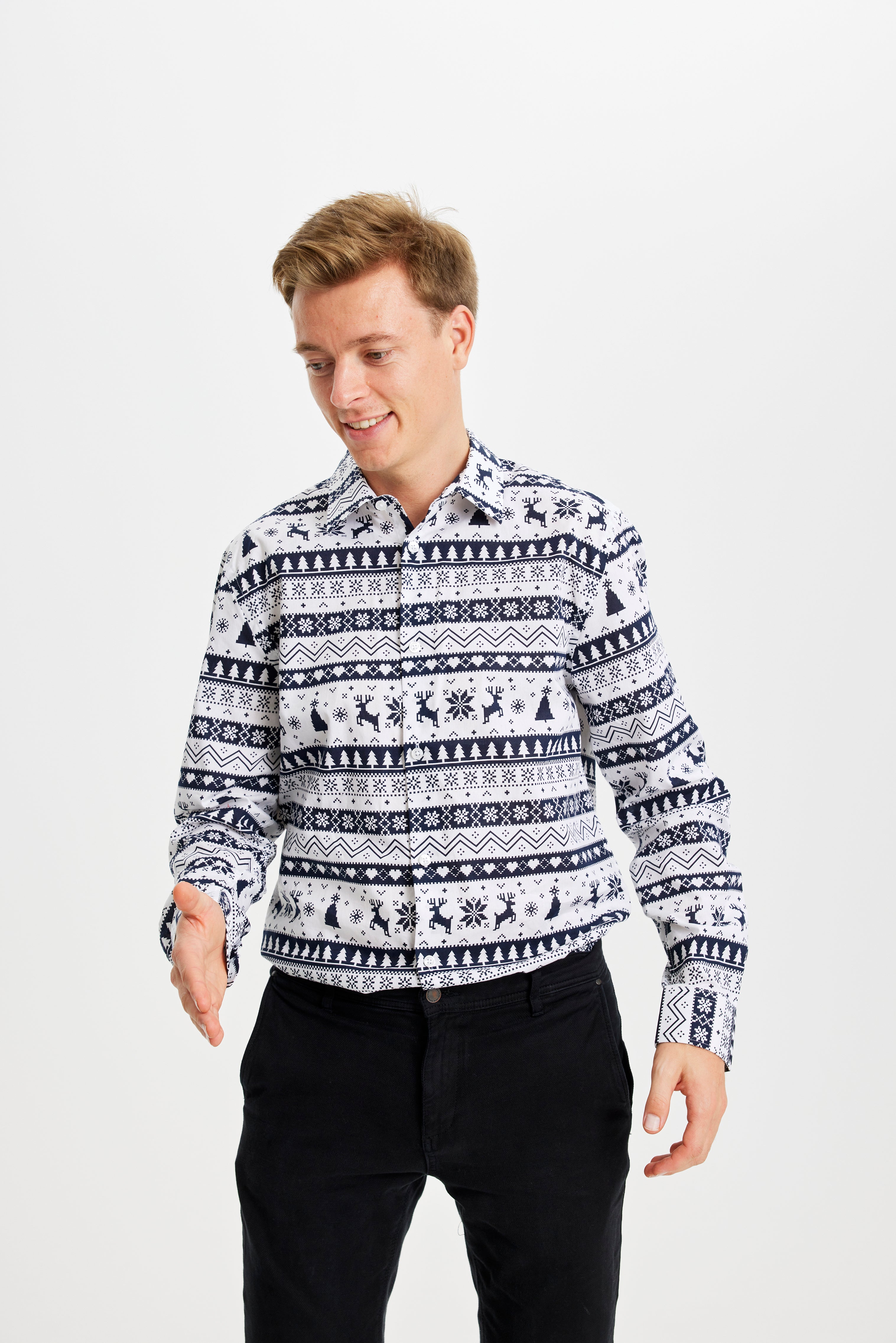 En mand rækker hånden frem og er iført en fin juleskjorte.